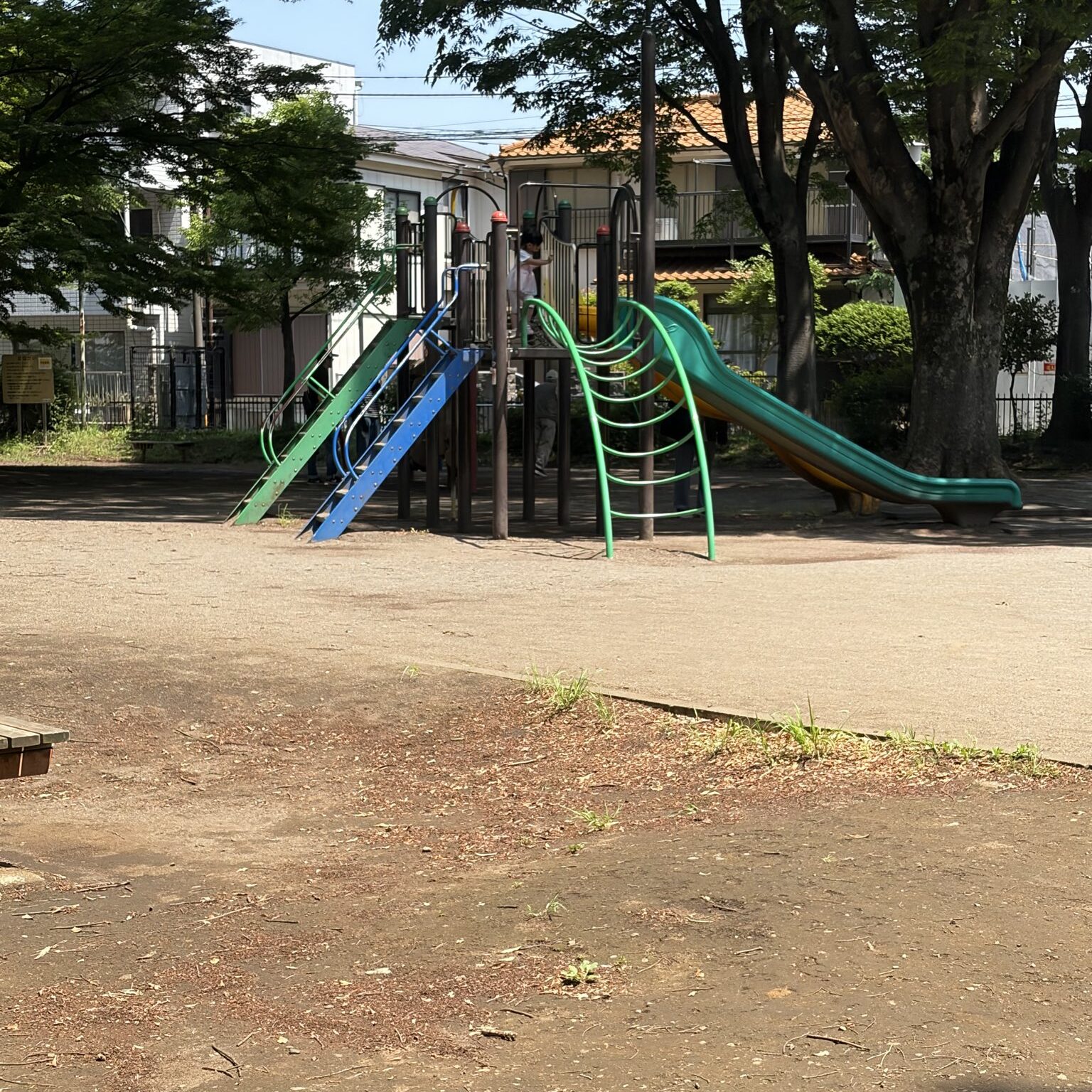 幼児用の滑り台などの遊具が置いてある