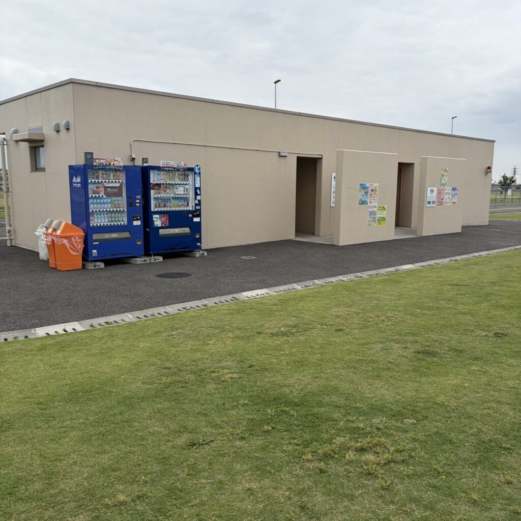 相模原スポーツ・レクリエーションパークのトイレと自販機の写真