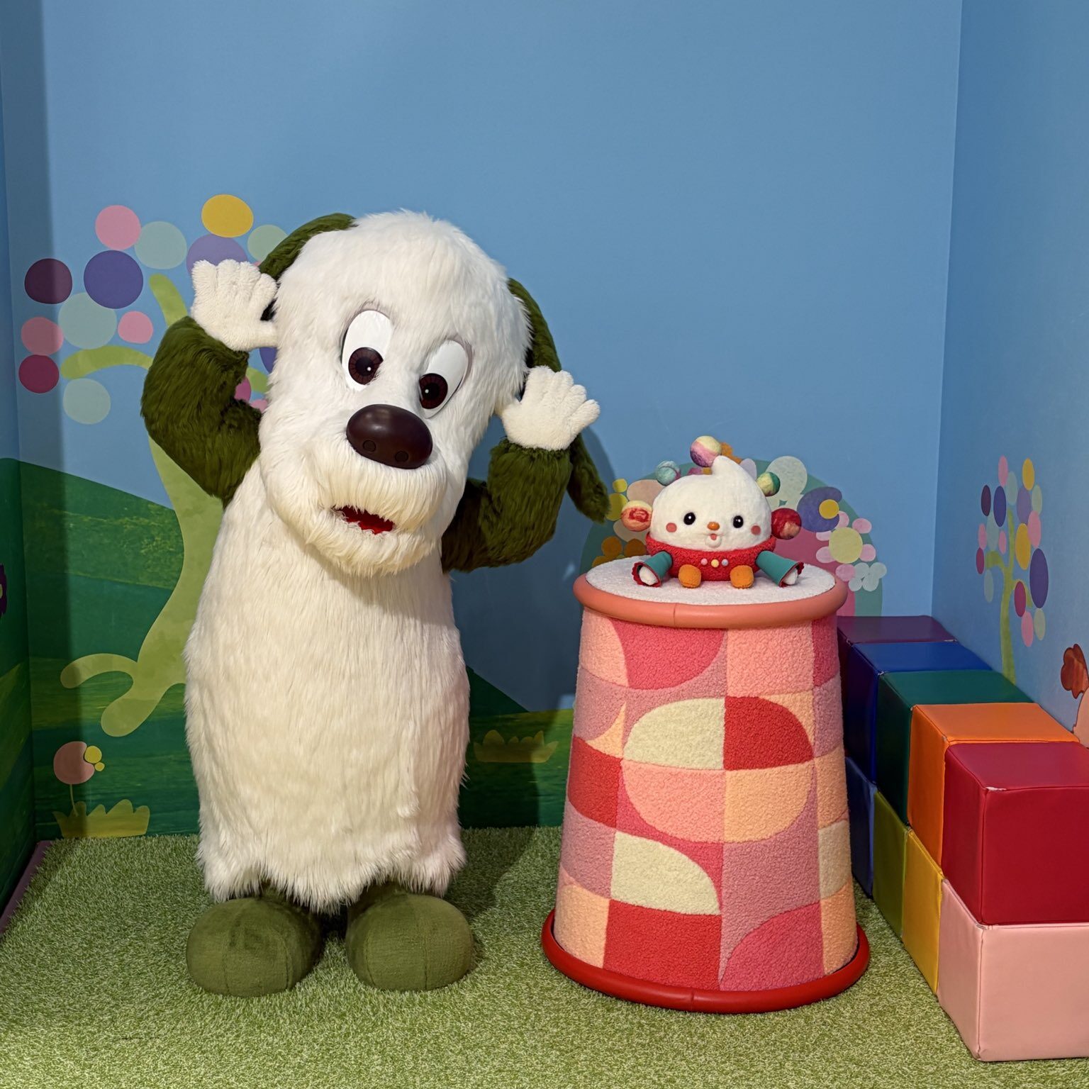NHKキャラクターのいないないばあっ！のわんわんとぽぅぽが写っている
