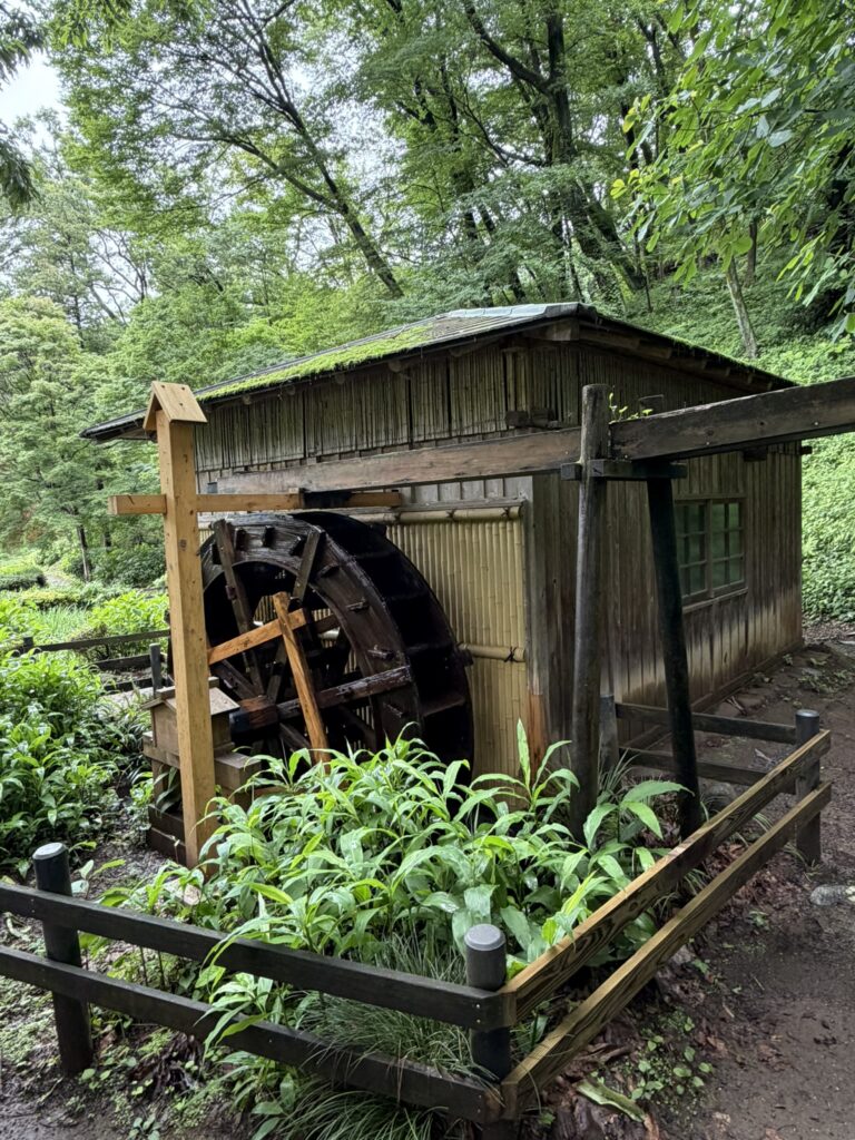 水車と水車小屋の写真
