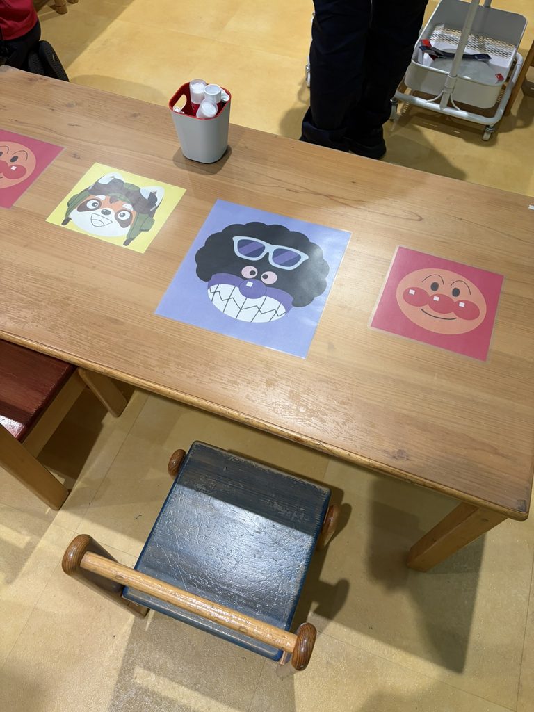 アンパンマンミュージアム内でお面作りができる場所の写真
3種類の写真から1つ作ることができる