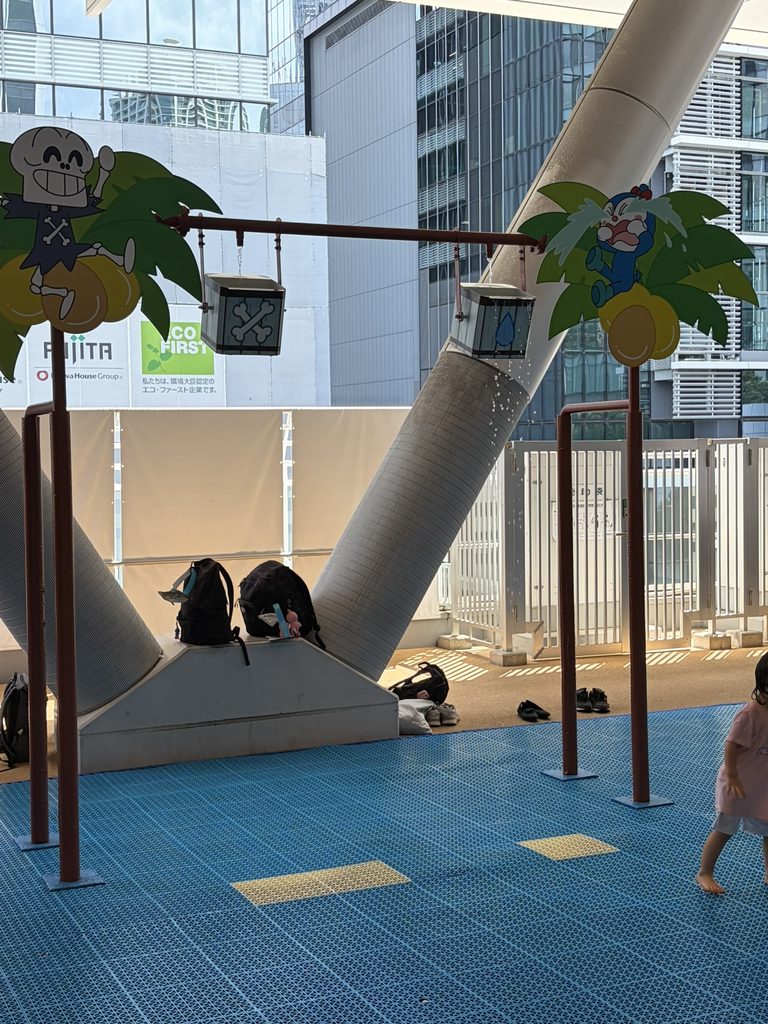 水遊び場の一部の写真
吊るされているバケツから水が少しずつ落ちている