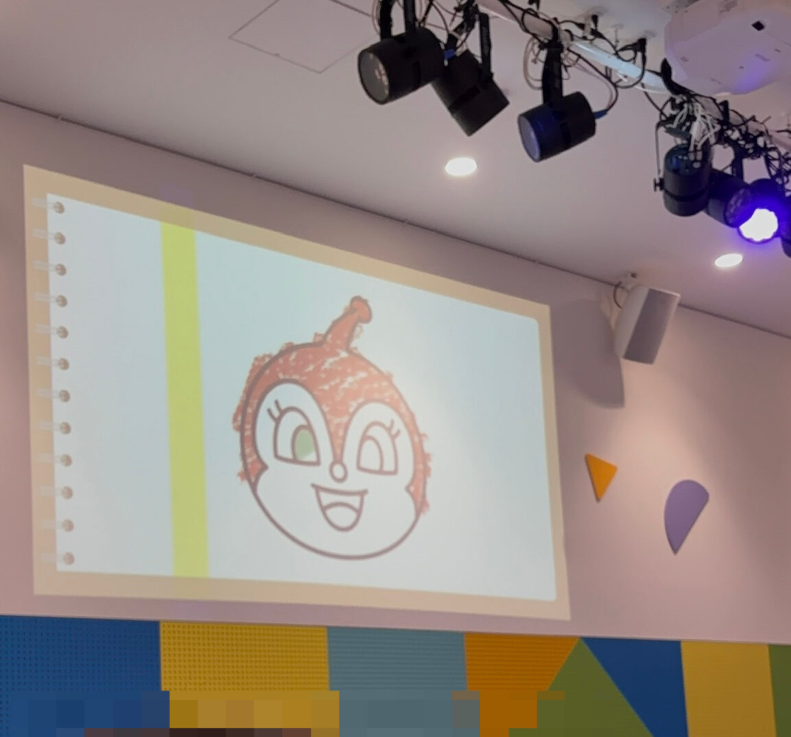 わいわいぱーくでドキンちゃんのイラストに色塗りをする写真