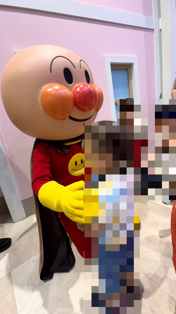 アンパンマンとのグリーティングをしている写真