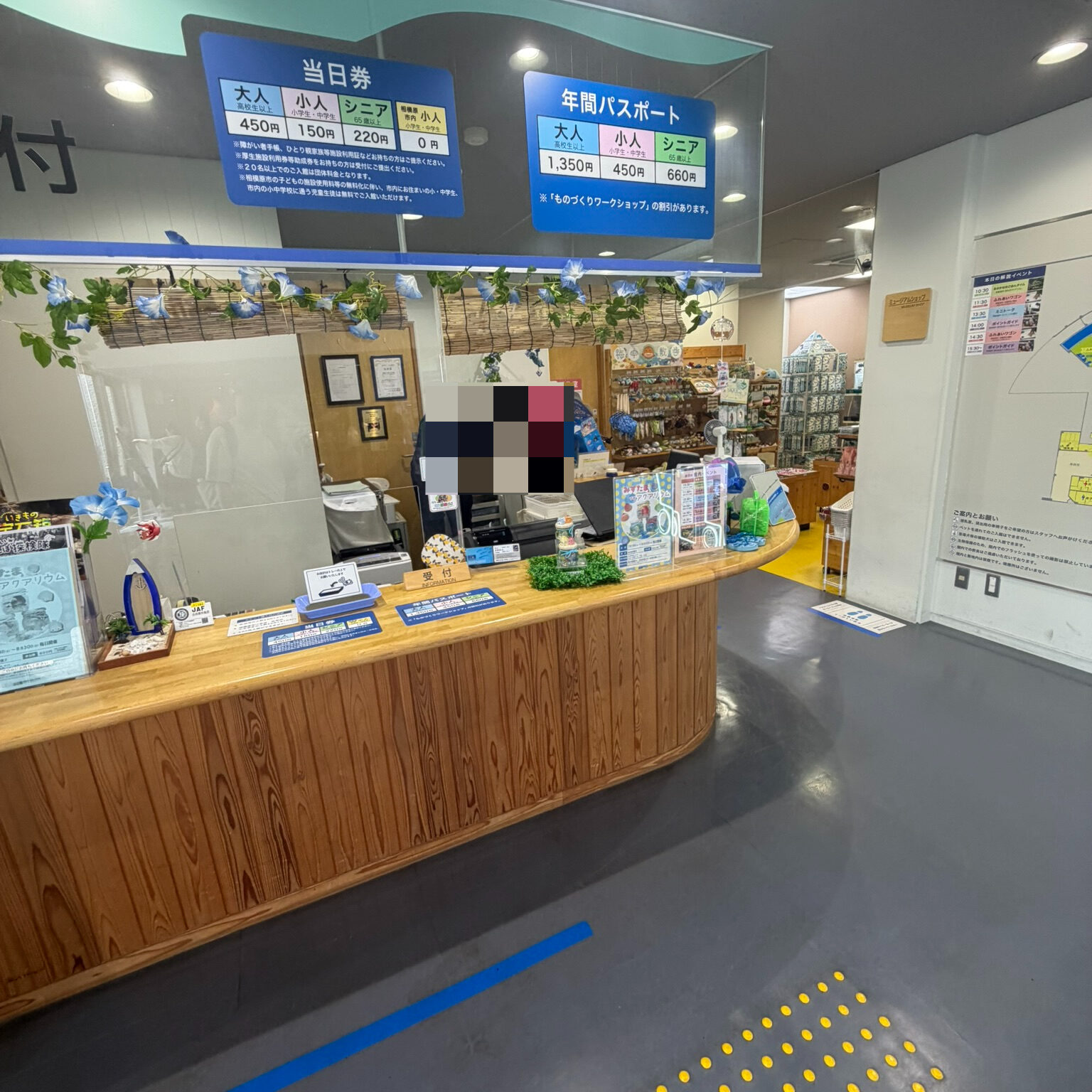 受付とグッズショップが写っている写真
受付には大きな料金ボードがある